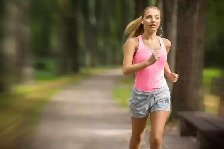 Tüdruk jookseb kaalust alla võtma